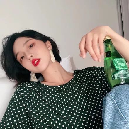 侧躺喝汽水的时尚美女 头像