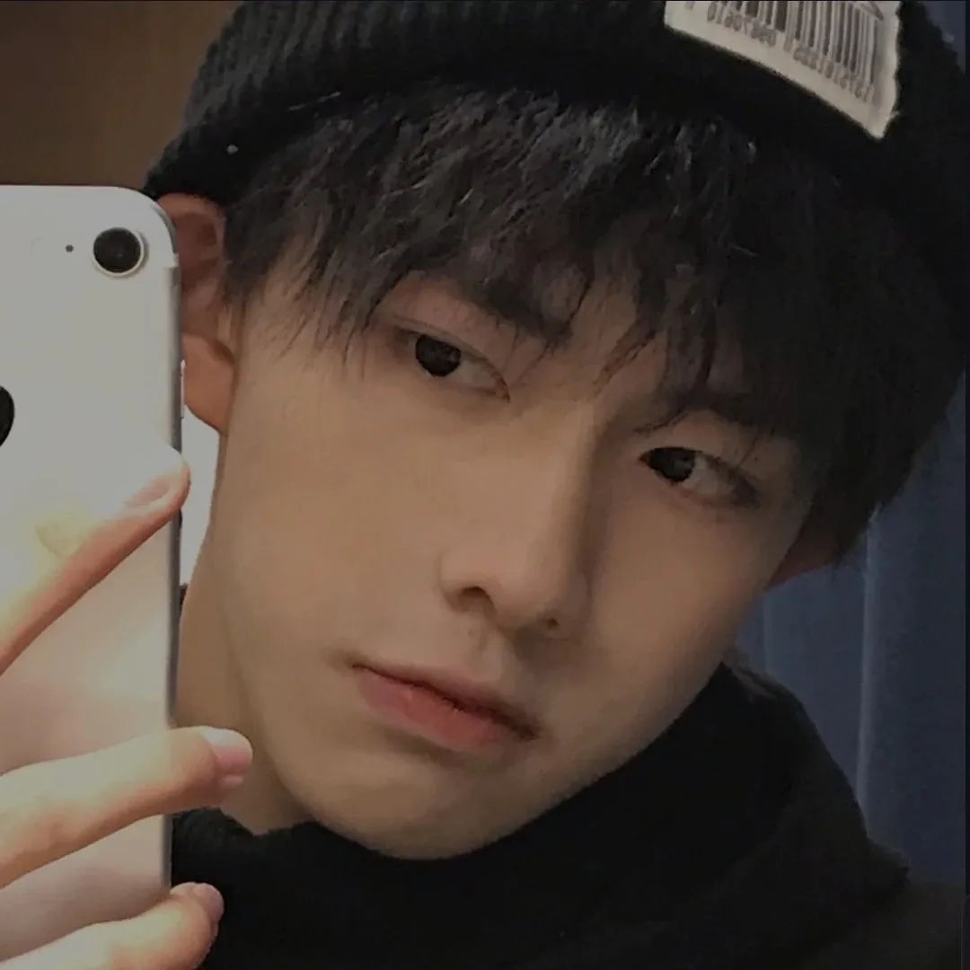 戴黑色针织帽的男生对镜自拍 头像