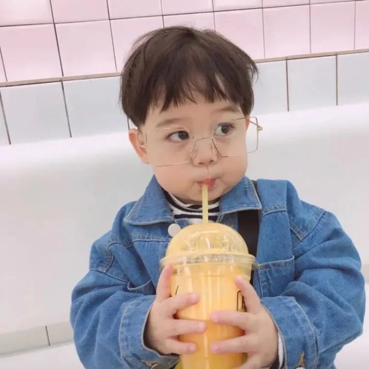 戴眼镜萌娃喝饮料的呆萌瞬间 头像