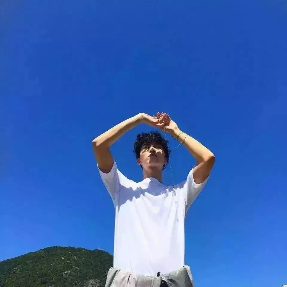 蓝天下的少年比心 头像
