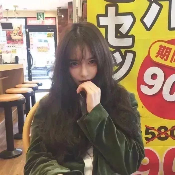 绿衣长发女生托腮凝视镜头 头像