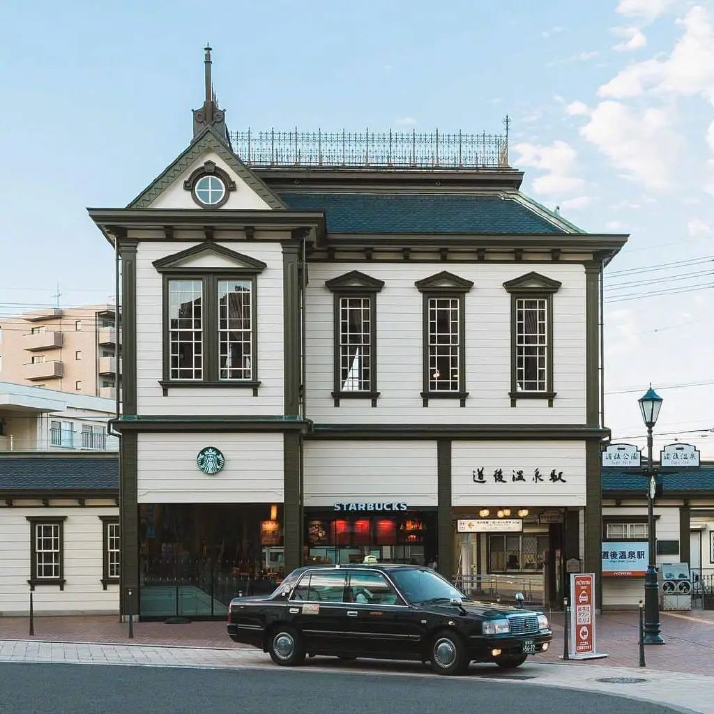 道后温泉站旁的星巴克建筑 壁纸