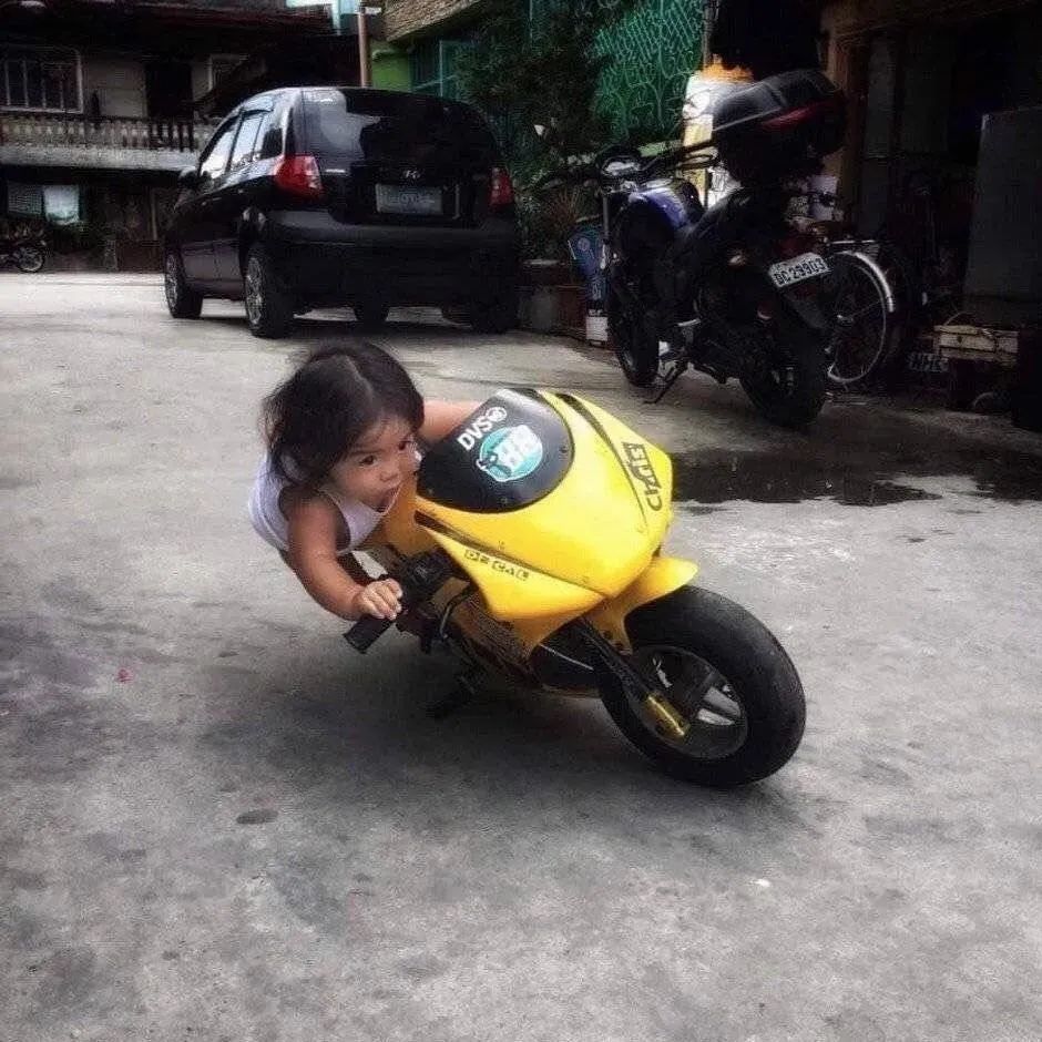 趴在玩具车上的呆萌小孩 头像