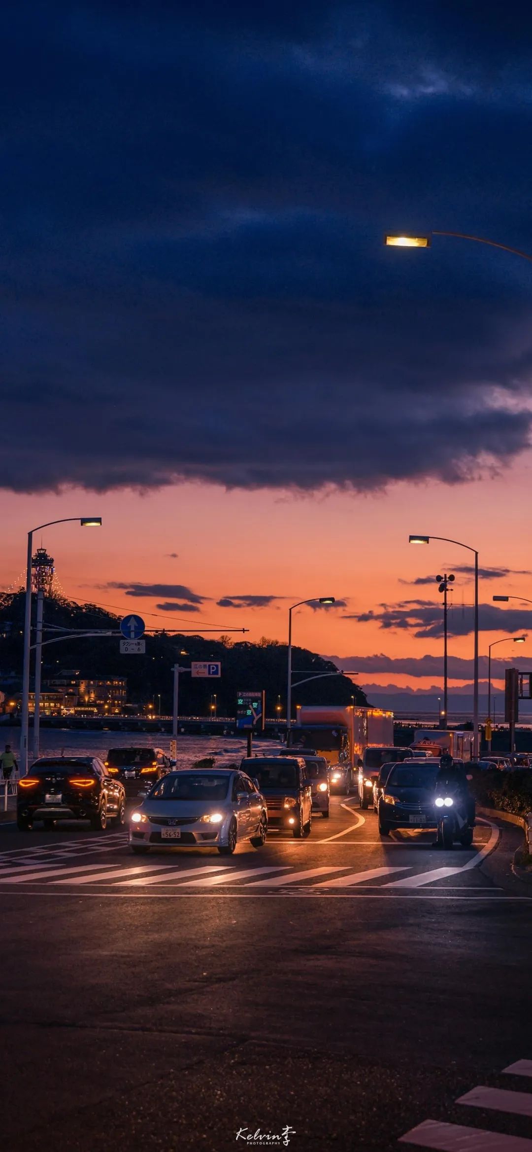 黄昏时分的城市车流风景 壁纸