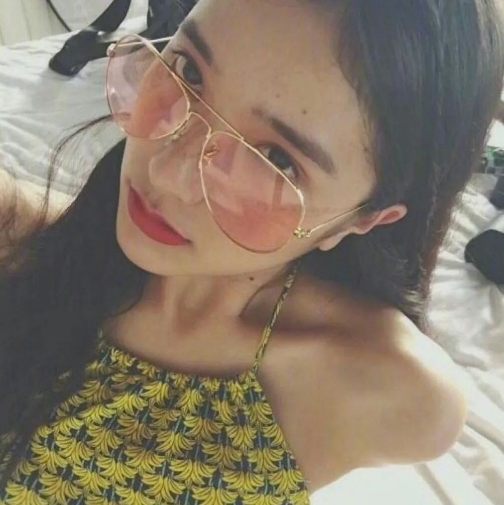 戴粉色墨镜的酷女孩自拍 头像
