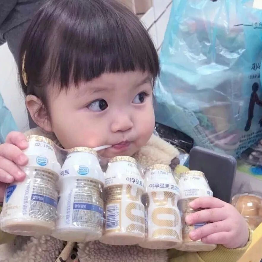 抱着酸奶喝的小萌娃 头像