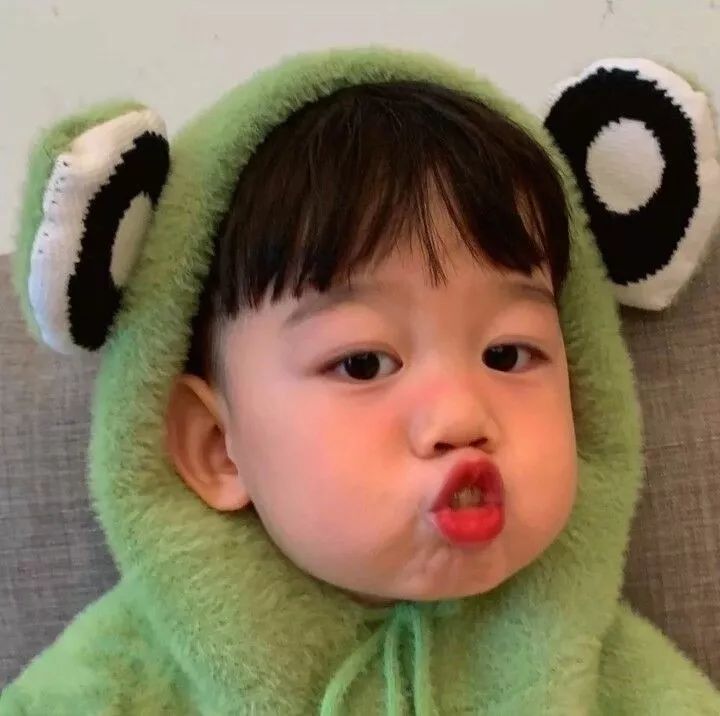 穿绿衣服的小孩嘟嘴卖萌 头像