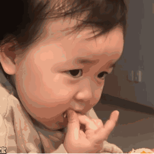 呆萌小宝宝正在吃手指 - 小孩表情包
