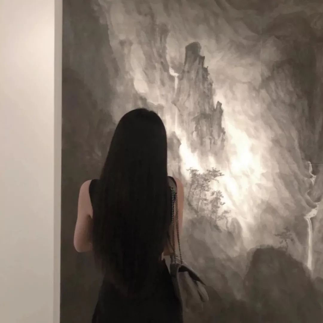 长发女生背影凝视水墨山水画 头像