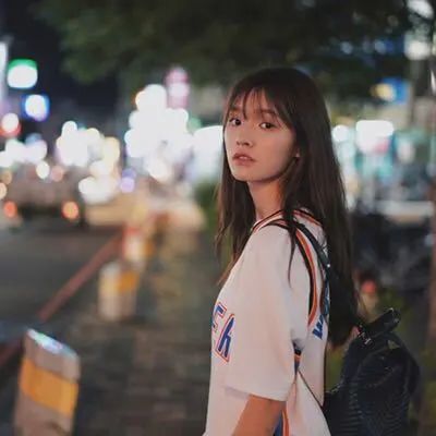 夜晚街头的回眸少女 头像