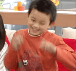 小男孩开心握拳庆祝 表情包