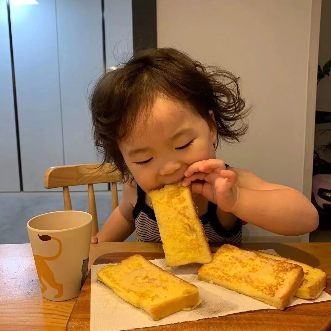 闭眼享受美食的小宝宝 头像