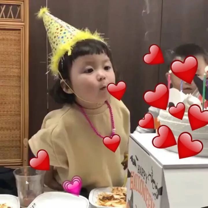 万圣节戴帽子吹蜡烛的萌娃 表情包